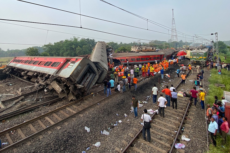 People gather at the accident site of a three-train collision near Balasore, about 200 km (125 miles) from the state capital Bhubaneswar, on June 3, 2023.  Dibyangshu Sarkar, AFP