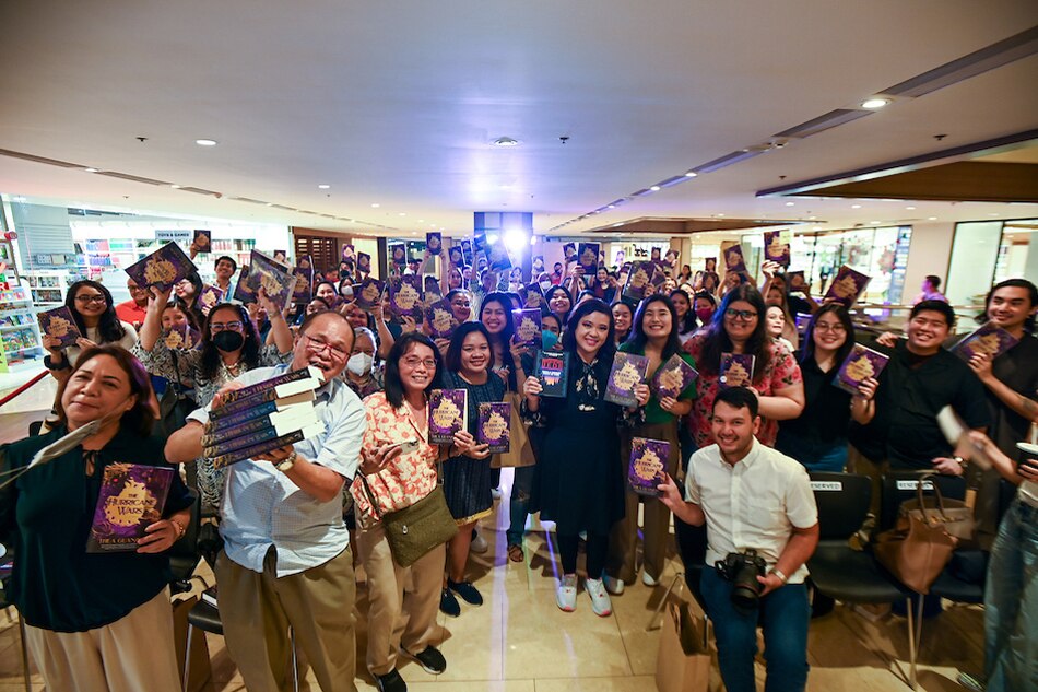 Meeting her her Filipino supporters