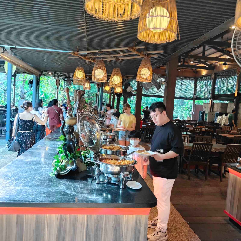 Buffet spread at the Singapore Zoo 