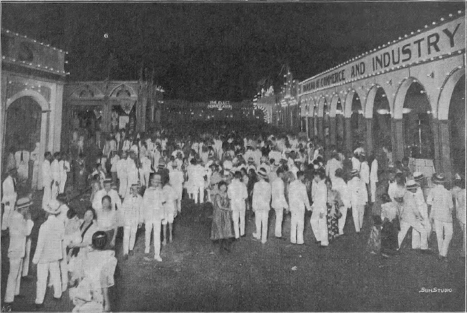 Part of the daily huge crowd assembled in the 1927 Manila Carnival 