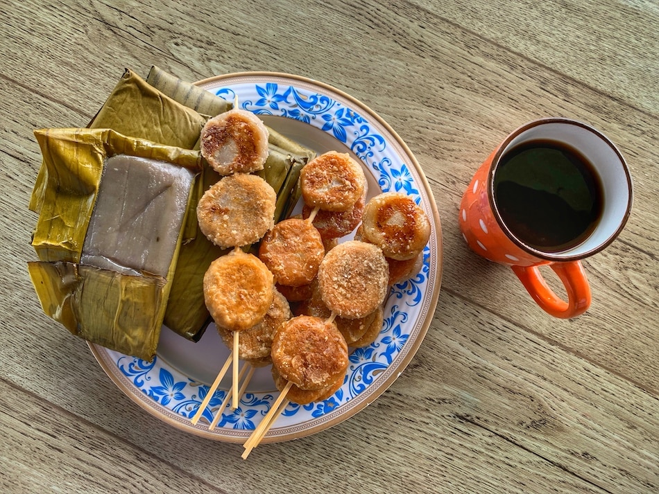 Baklay, wrapped in a banana leaf, is made of finely ground glutinous rice or kamoteng kahoy and pairs best with Ambaguio’s local coffee brew. Photo by Elise Aguilar