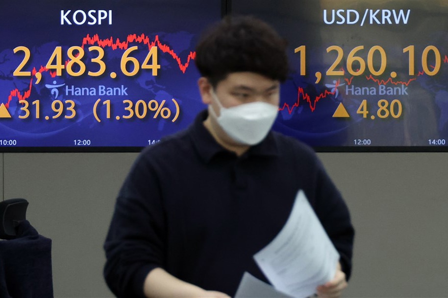 An electronic signboard in the dealing room of Hana Bank shows the benchmark Korea Composite Stock Price Index (KOSPI) having risen 31.93 points, or 1.30 percent, to close at 2,483.64, Seoul, South Korea 08 February 2023. Seoul shares ended higher on foreign buying after Federal Reserve Chair Jerome Powell said that inflation has begun to come down. EPA-EFE/YONHAP SOUTH KOREA OUT/FILE