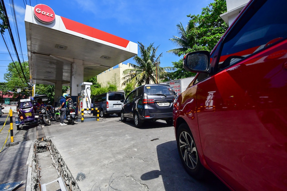 Motorists queue for fuel at a gas station in Pasig City on October 10, 2022. Mark Demayo, ABS-CBN News