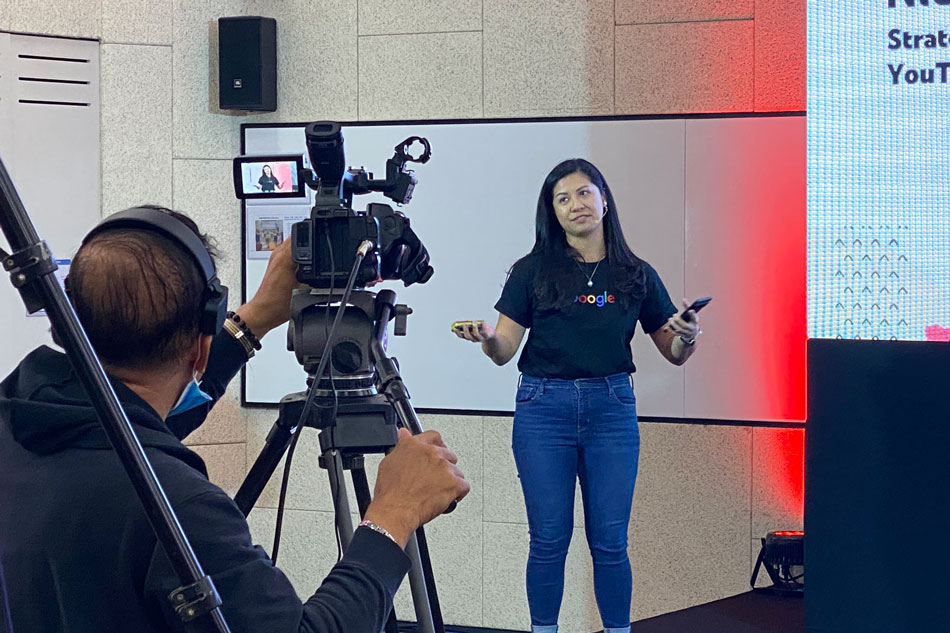 YouTube Strategic Partner Manager Nica Policarpio conducts a workshop on Supporting News Content on YouTube Shorts. Jessica Fenol, ABS-CBN News