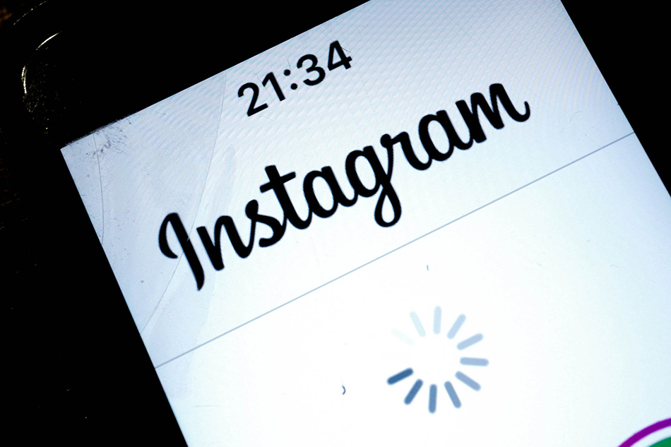 Display of smartphone shows frozen Instagram application, in Berlin, Germany, 04 October 2021. EPA-EFE/FILIP SINGER