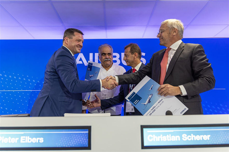 Co-founder of InterGlobe Aviation, Rahul Bhatia (2-L), Airbus CEO Guillaume Faury (2-R), IndiGo CEO Pieter Elbers (L) and Airbus Chief Commercial Officer Christian Scherer (R) shake hands after signing a purchase agreement of an order contract of 500 Airbus aircrafts of the A320 family, during a news conference at the Paris Air Show 2023, in Le Bourget, north of Paris, France, June 19, 2023. Christophe Petit Tesson, EPA-EFE