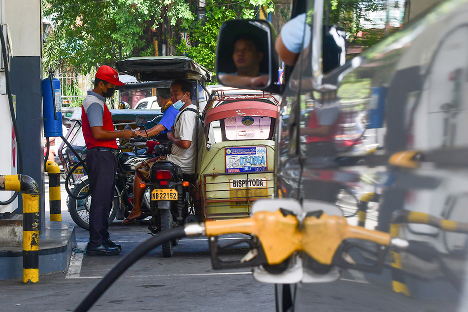 Motorists queue for fuel at a gas station in Pasig City on Oct. 10, 2022. Mark Demayo, ABS-CBN News/File