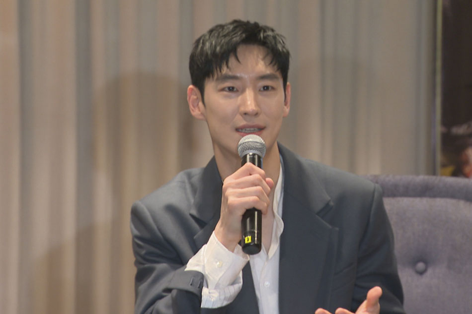  South Korean actor Lee Je-hoon during a press conference in Taguig City, March 2, 2023.