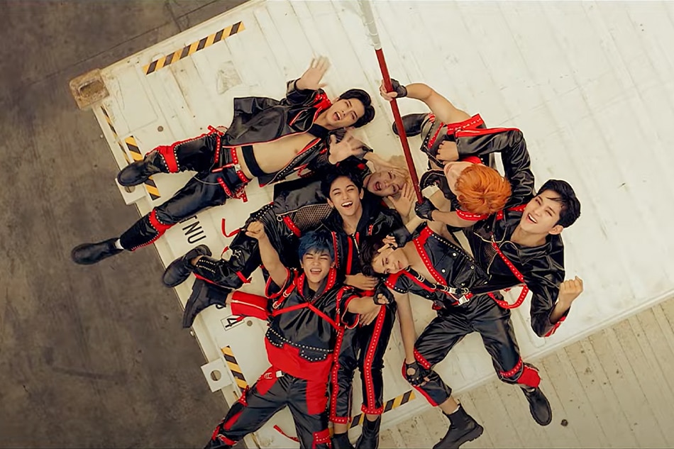 HORI7ON members appear in the music video of 'DASH.' MLD Entertainment/Screenshot