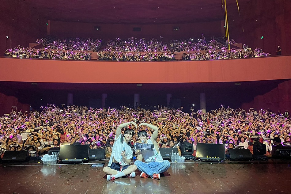 Astro sub-unit Moonbin & Sanha pose for a photo with its Filipino fans during their fan concert at the New Frontier Theater in Quezon City last March 25, 2023. Photo: Instagram/@ASTRO_Staff