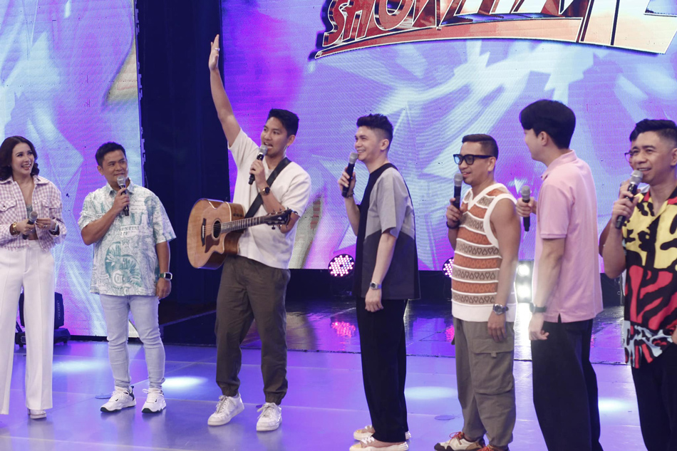 Fil-Am comedian JR de Guzman visits 'Showtime' | ABS-CBN News