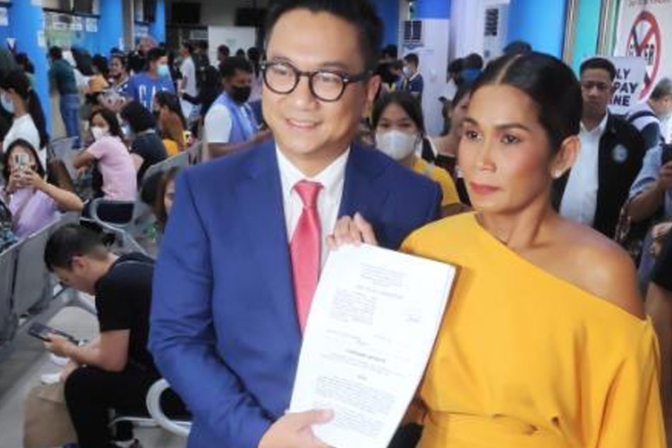 LOOK: TV Actress-host Pokwang or Marietta Subong, personally filed a petition for deportation against her ex-partner Lee O'Brian before the Bureau of Immigration office this morning.   Also in the photo is her legal counsel Atty. Ralph Calinisan. twitter.com/mjfelipe