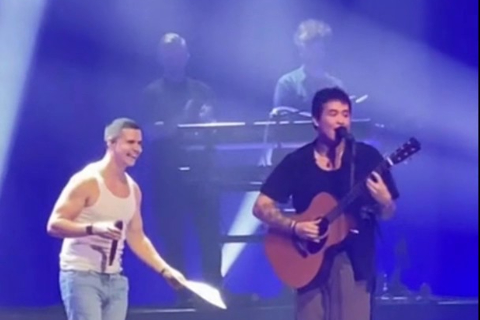 Juan Karlos performs 'ERE' in Lukas Graham's PH concert