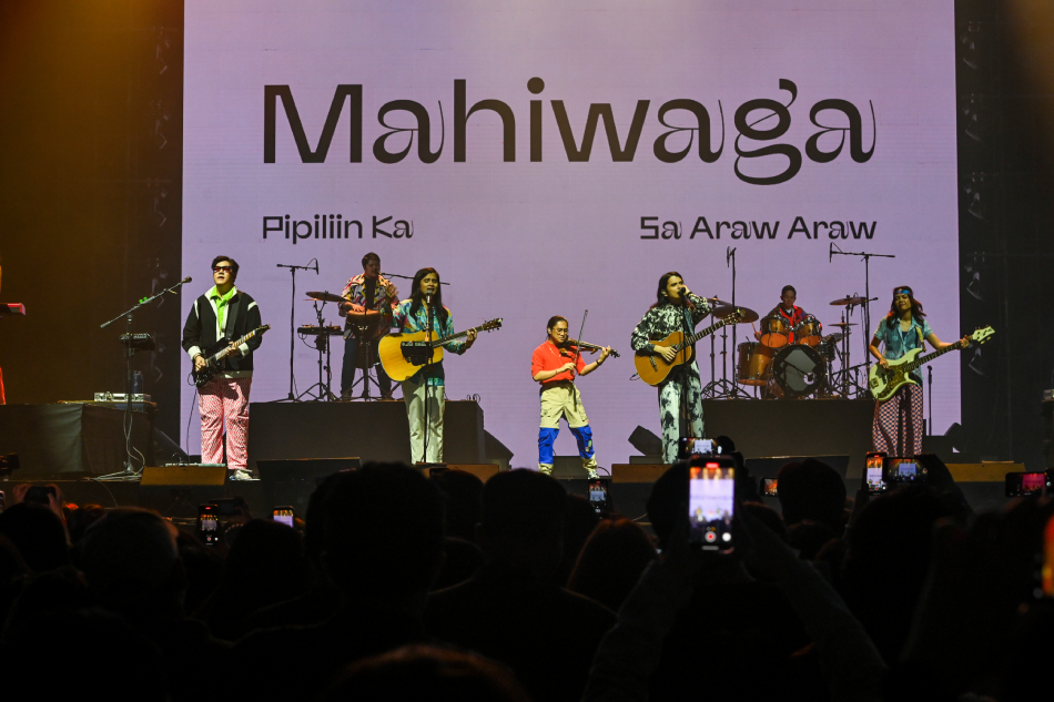 Filipino band Ben&Ben performs at the Mall of Asia Arena on November 3, 2023. Maria Tan, ABS-CBN News