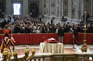 Thousands pay tribute to Benedict XVI 