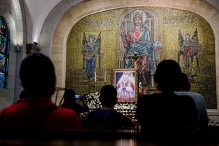 Filipinos pray for Pope Emeritus