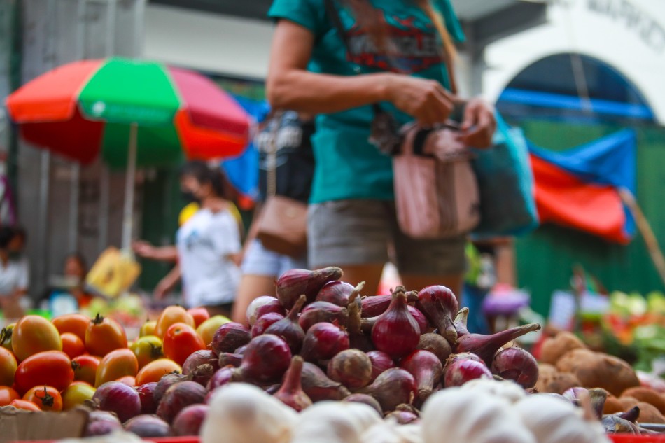 Red onions are sold at the Paco Market in Manila on December 28, 2022. Red Onion prices have reached as high as P600 a kilo. Jonathan Cellona, ABS-CBN News