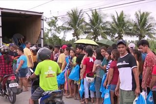Bigas, mga de-lata hatid sa mga binaha sa Oriental Mindoro