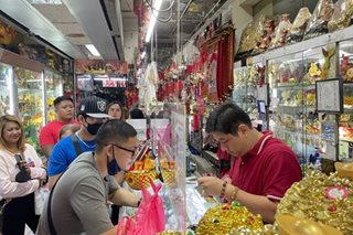 Mga namimili ng lucky charms sa Binondo tuloy ang pagdagsa