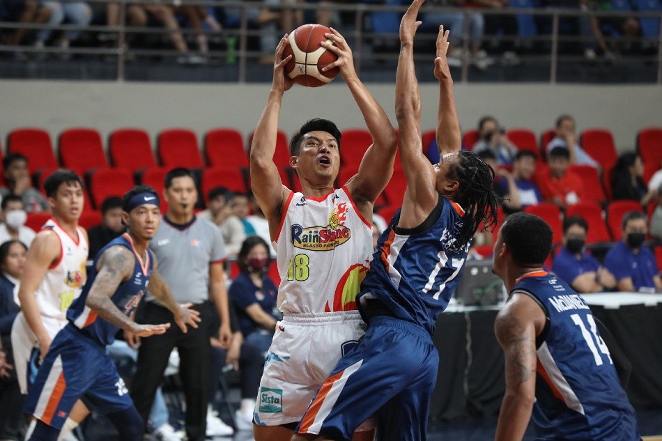 James Yap in action for Rain or Shine against Meralco in the 2022-23 PBA Governors' Cup. PBA Images.