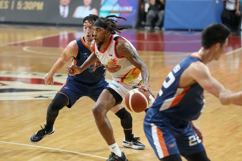 Rain or Shine import Michael Qualls in action against the Meralco Bolts. PBA Images.