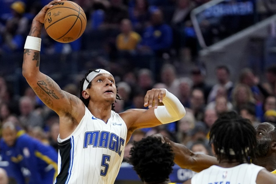 Orlando Magic forward Paolo Banchero (L) goes to the basket for two points against the Golden State Warriors during the first quarter of the NBA game at Chase Center in San Francisco, California, USA, 07 January 2023. File photo. John G. Mabanglo, EPA-EFE.