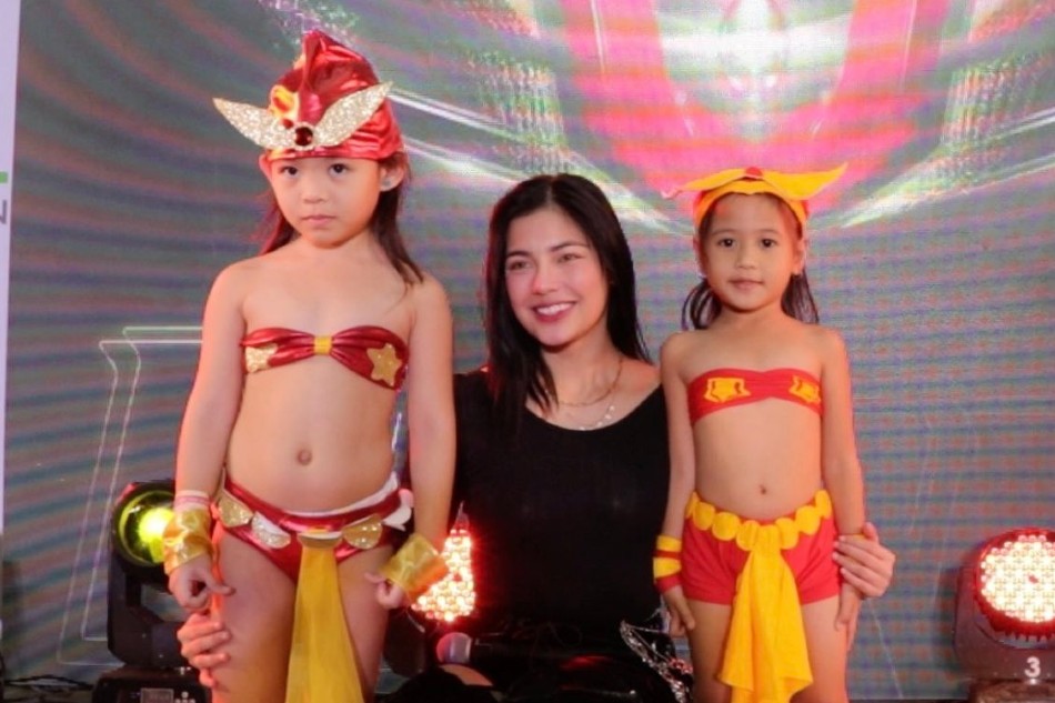 Jane de Leon poses with 'Darna' fans at Vista Mall Bataan. JRB Creative Production