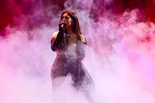 Moira treats fans with heartbreaking songs in concert