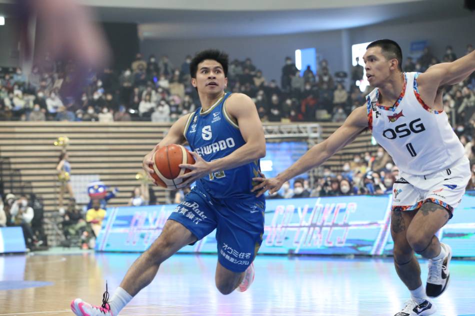 Kiefer Ravena got the better of younger brother Thirdy in Shiga's win over San-En. (c) B.LEAGUE