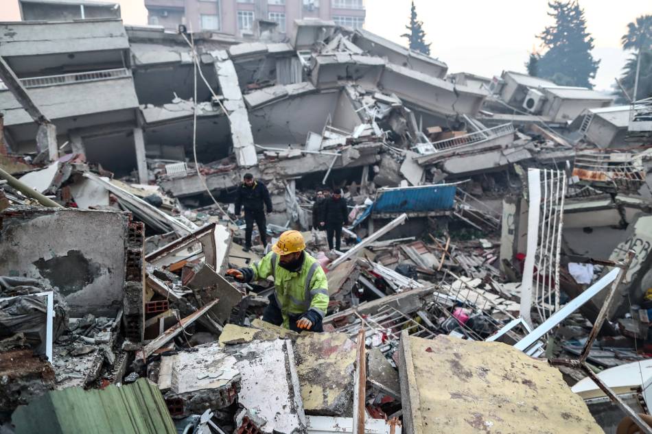 Emergency personnel work at the site of a collapsed building following a major earthquake, in Hatay, Turkey, 08 February 2023. More than 7,000 people have died and thousands more injured after two major earthquakes struck southern Turkey and northern Syria on 06 February. Authorities fear the death toll will keep climbing as rescuers look for survivors across the region. EPA-EFE/ERDEM SAHIN
