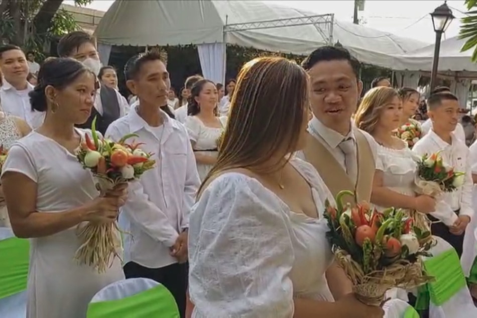 Kasalang bayan sa Cavite gumamit ng 'gulay bouquet' ABSCBN News