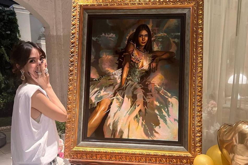 Heart Evangelista receives a portrait oil painting from Chiz Escudero