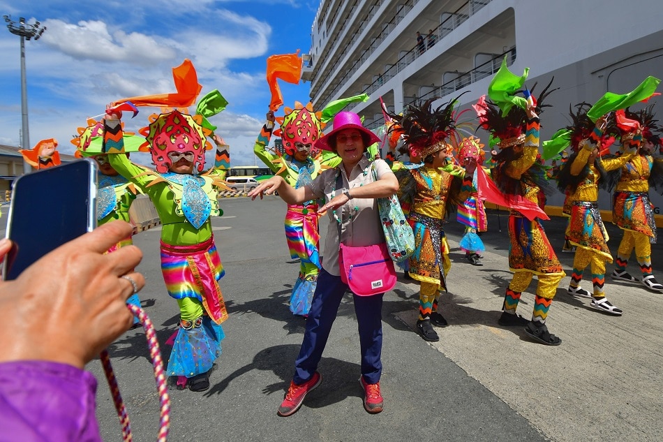 SLIDESHOW: PH&#39;s colorful welcome for cruise ship guests 8