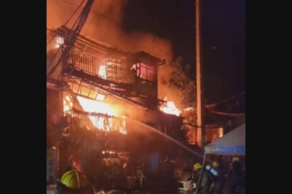 Sunog sa Barangay Tatalon sa Quezon City, Pebrero 18, 2023. Screenshot mula sa kuha ng Chinese Fire Brigade Volunteers