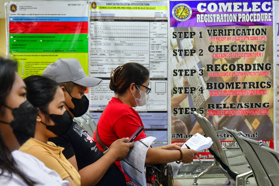 Residents under the first district of Quezon City register as voters at a satellite office of the Commission on Elections on January 31, 2023. January 31 is the last day of voters' registration, with no extension for late registration according to COMELEC. Mark Demayo, ABS-CBN News