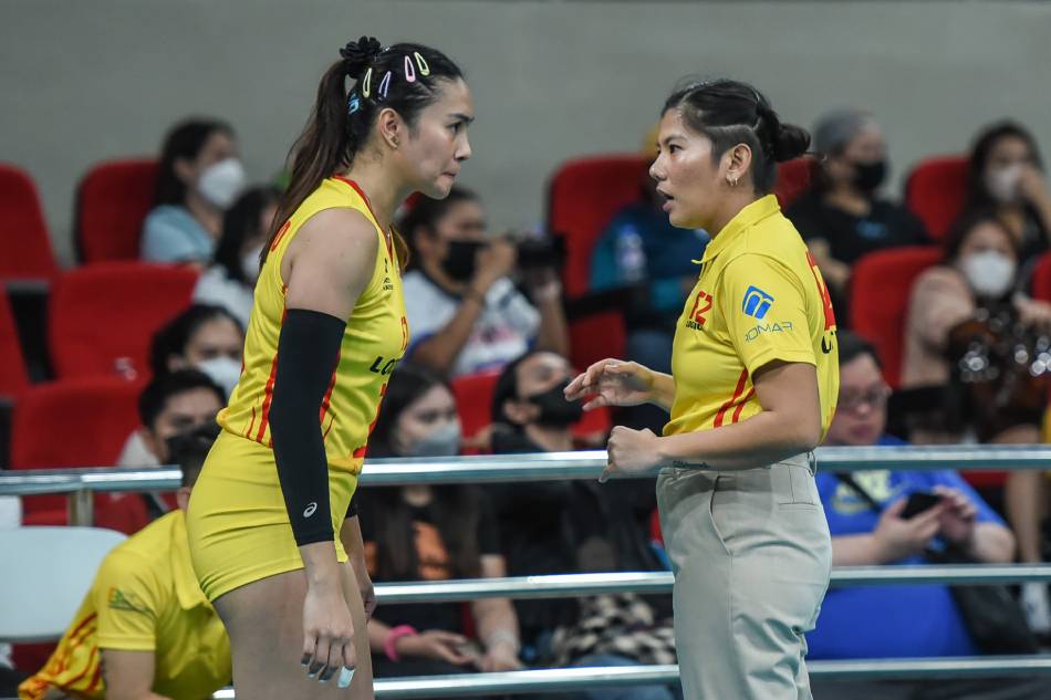 F2 Logistics head coach Regine Diego talks with team captain Aby Marano during their PVL All-Filipino Conference game against Creamline. PVL Media.