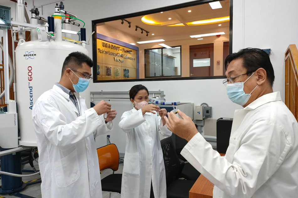 Dr. Julius Adam Lopez (left), hosted by the University of San Agustin in Iloilo, trains Filipino researchers. DOST