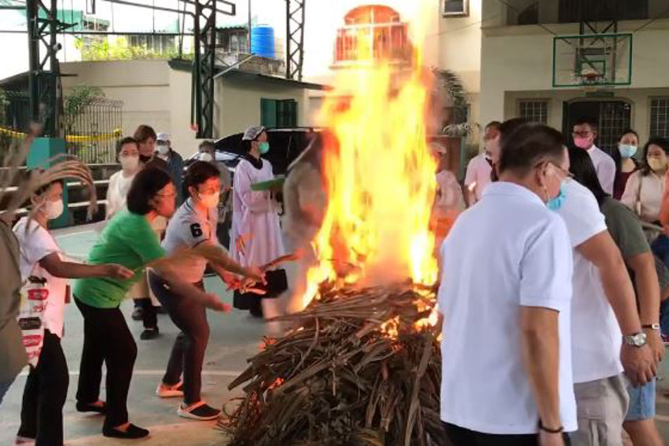 Pagsusunog ng mga tuyong palaspas sa Gintong Butil - Parokya ni San Isidro Labrador bilang paghahanda sa Ash Wednesday. Screengrab from the parish