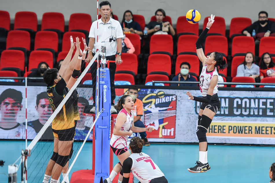 Dindin Santiago-Manabat in action for Akari against Army in the 2023 PVL All-Filipino Conference. PVL Media.