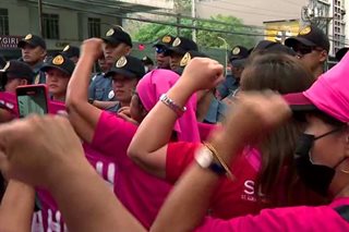 Tensyon umiral sa protesta ng mga babaeng manggagawa
