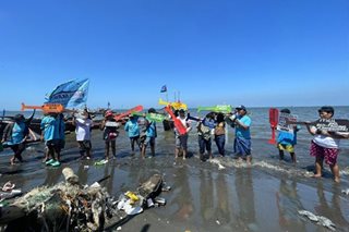 Cavite fishermen temporarily stop work to oppose dredging, reclamation