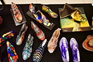 Mga molde ng sapatos naging artwork sa paggunita ng COVID-19 lockdown