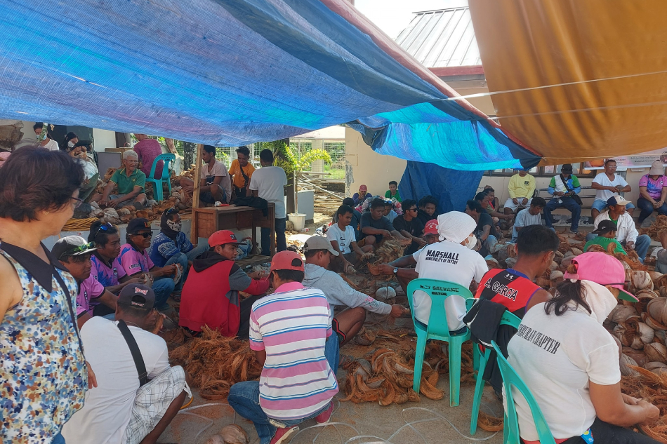 Palawan locals create organic oil spill booms 3