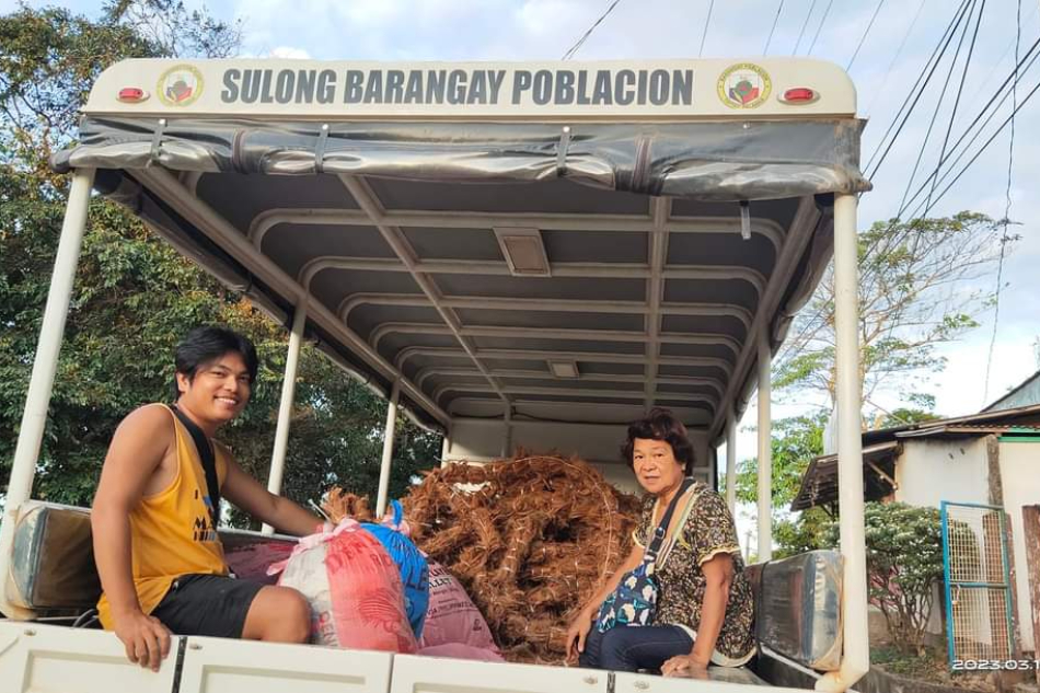 Palawan locals create organic oil spill booms 4