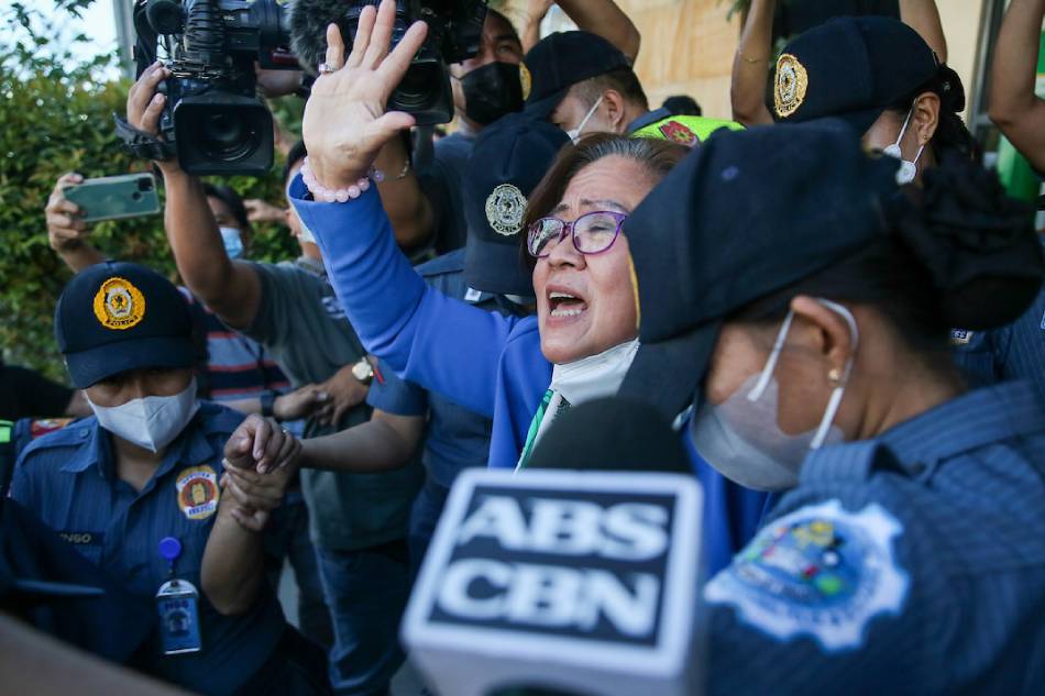 Former senator Leila de Lima greets supporters as she arrives for her bail hearing at the Muntinlupa Regional Trial Court on Feb. 27, 2023. Jonathan Cellona, ABS-CBN News