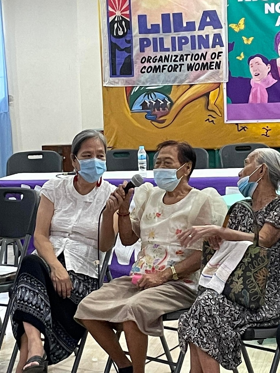 Sharon Cabusao-Silva talks with Lolas Estelita Dy and Narcisa Claveria during a conversation with young women on women and war, Sept. 18, 2022. Photo from Cabusao-Silva.