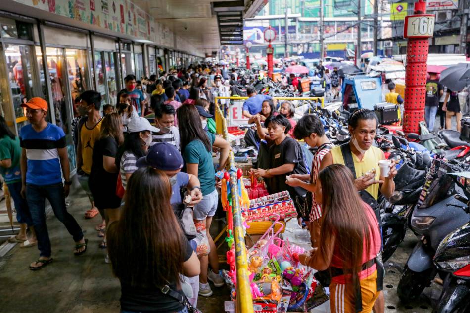 People flock to stalls and shops in Divisoria, Manila on December 17, 2022. George Calvelo, ABS-CBN News/File