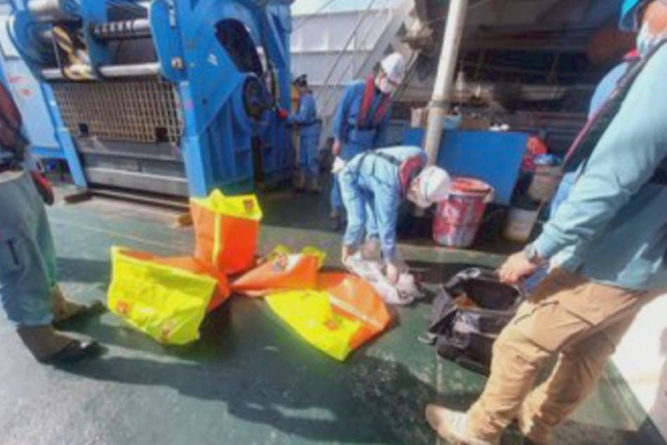 Sinimulan na ng Philippine Coast Guard ang bagging operation sa barkong nagdudulot ng malawakang oil spill sa Oriental Mindoro, Abril 2, 2023. Retrato mula sa Philippine Coast Guard