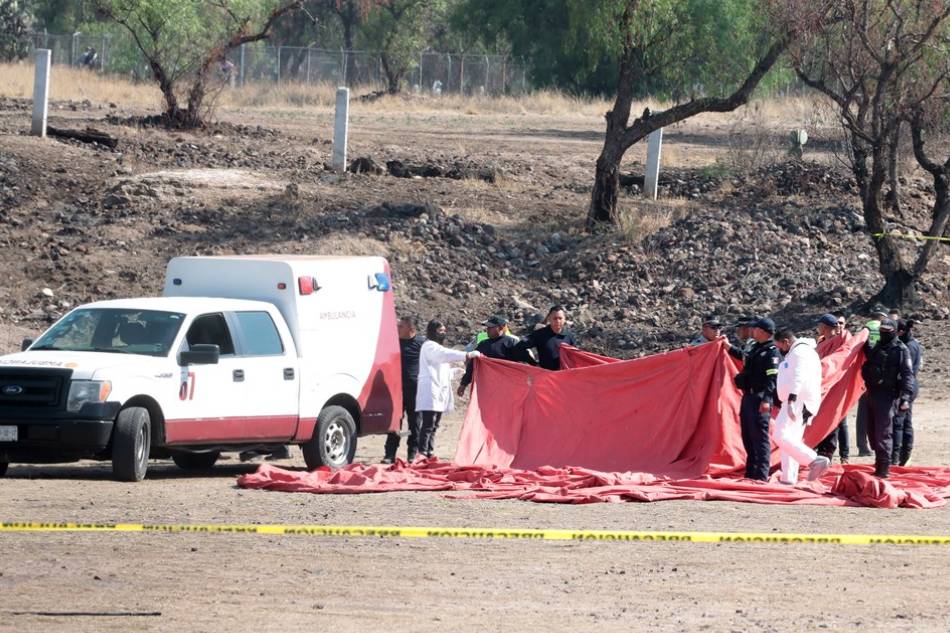 Forensic experts and members of the National Guard work in the area where a hot air balloon caught fire and collapsed in the municipality of San Juan Teotihuacan, in the State of Mexico, Mexico, 01 April 2023. At least two people were killed after a fire caused the collapse of a hot air balloon in the San Juan Teotihuacán municipality, in the State of Mexico, neighboring the capital, in the center of the country, state authorities reported. Alex Cruz, EPA-EFE