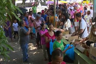 Mga mangingisdang sapul ng oil spill, tinulungan